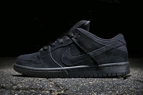 dunks all black